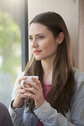 Porträt einer kreativen Geschäftsfrau in der Kaffeepause - FKF000550