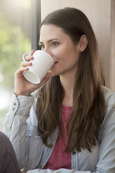 Porträt einer kreativen Geschäftsfrau in der Kaffeepause - FKF000551