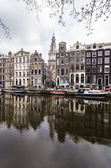Niederlande, Holland, Amsterdam, Häuser und Zuiderkerk im Hintergrund - THA000425
