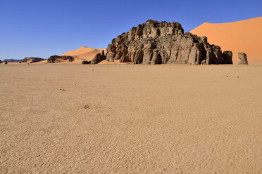 Algerien, Sahara, Tassili N'Ajjer National Park, Sandsteinfelsen und Sanddünen bei Ouan Zaouatan - ES001161