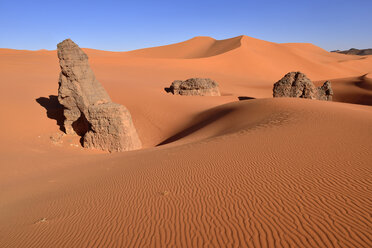Algerien, Sahara, Tassili N'Ajjer National Park, Felsentürme in den Sanddünen von Tin Merzouga - ES001163