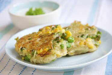 Corn, pea and potato patties with herbed soy yogurt sauce - HAWF000202