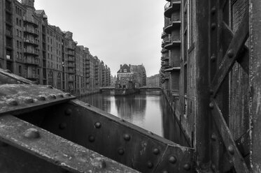 Deutschland, Hamburg, Blick auf Wandrahmsfleet an alter Speicherstadt - RJF000160