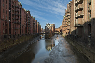 Deutschland, Hamburg, Blick auf Wandrahmsfleet an alter Speicherstadt - RJF000161