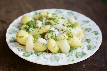 Kartoffelsalat mit Spargel und einem Sojajoghurt-Dressing - HAWF000197