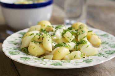 Kartoffelsalat mit Spargel und einem Sojajoghurt-Dressing - HAWF000196