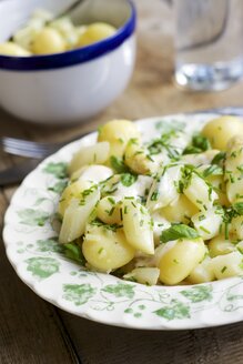 Kartoffelsalat mit Spargel und einem Sojajoghurt-Dressing - HAWF000195