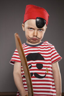 Porträt eines wütend aussehenden kleinen Jungen, der als Pirat verkleidet ist - OJF000018