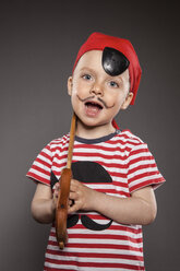 Portrait of little boy dressed as pirate - OJF000019