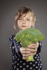 Porträt eines kleinen Mädchens mit Brokkoli - OJF000026