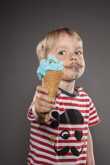 Porträt eines kleinen Jungen mit angemaltem Bart und Eiscreme - OJF000031
