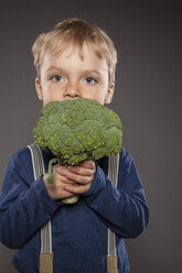 Portrait of little boy holding broccoli - OJF000033