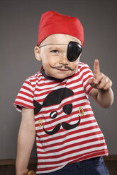 Porträt eines lustigen kleinen Jungen als Pirat verkleidet - OJF000040