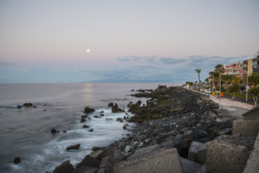 Spanien, Kanarische Inseln, Teneriffa, Playa de San Juan bei Vollmond - WGF000301