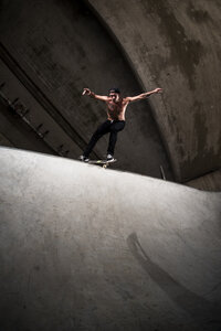 Skateboarder bei einem Trick im Skateboardpark - KJ000297