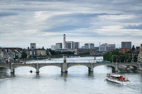 Schweiz, Basel, Stadtbild mit Rhein und Mittlere Brücke - ELF001031