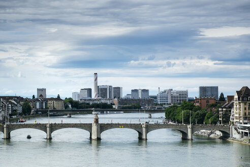Schweiz, Basel, Stadtbild mit Rhein und Mittlere Brücke - ELF001033