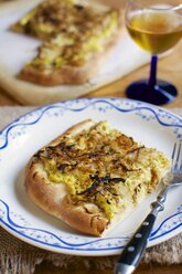 Traditioneller deutscher Zwiebelkuchen mit einem Glas Apfelwein - HAWF000209