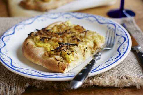 Traditioneller deutscher Zwiebelkuchen auf einem Teller - HAWF000210