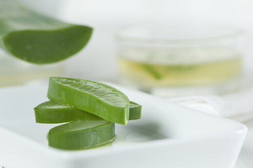 Sliced Aloe vera leaf, close-up - ASF005396