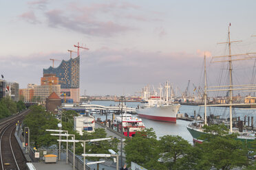 Deutschland, Hamburg, Blick auf Niederhafen und Elbphilharmonie - MSF003959