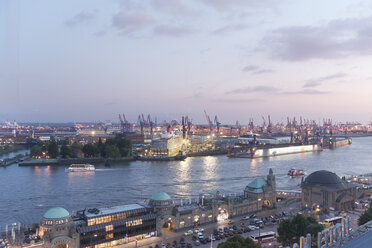 Deutschland, Hamburg, Blick auf Hafen, Elbe und Landungsbrücken - MSF003948