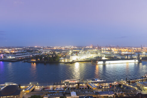 Germany, Hamburg, Cruise ship Queen Elizabeth in the shipyard - MSF003964