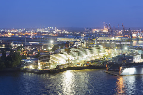 Deutschland, Hamburg, Kreuzfahrtschiff Queen Elizabeth in der Werft, lizenzfreies Stockfoto