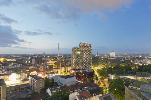 Deutschland, Hamburg, Stadtbild bei Nacht mit Fernsehturm und Dancing Towers - MSF003987