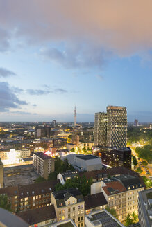 Deutschland, Hamburg, Stadtbild bei Nacht mit Fernsehturm und Dancing Towers - MSF003985