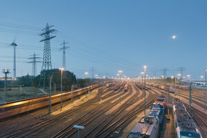 Deutschland, Hamburg, Rangierbahnhof Altenwerder bei Nacht - MS003969