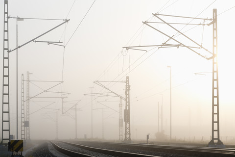 Deutschland, Hamburg, Bahnstrecke im Frühnebel, lizenzfreies Stockfoto