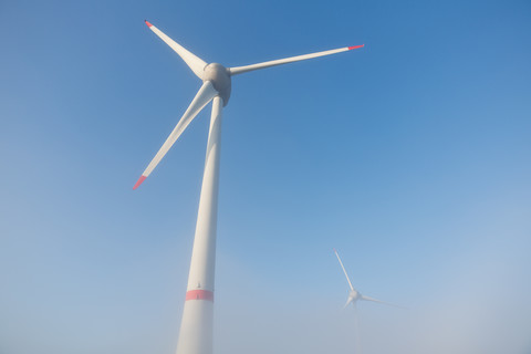 Deutschland, Hamburg, Windkraftanlage im Frühnebel, lizenzfreies Stockfoto