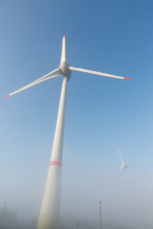 Deutschland, Hamburg, Windkraftanlage im Frühnebel - MSF003984