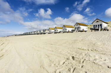 Niederlande, Zeeland, Walcheren, Domburg, Strandhütten am Strand - THAF000441