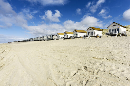 Niederlande, Zeeland, Walcheren, Domburg, Strandhütten am Strand - THAF000441