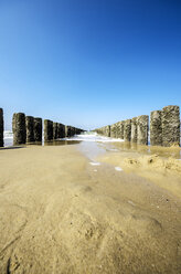 Niederlande, Zeeland, Walcheren, Domburg, Strand mit Wellenbrechern - THAF000445