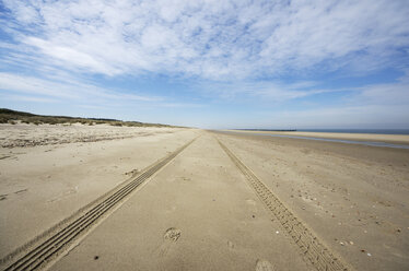 Netherlands, Zeeland, Walcheren, Domburg, Beach and tyre tracks - THAF000449