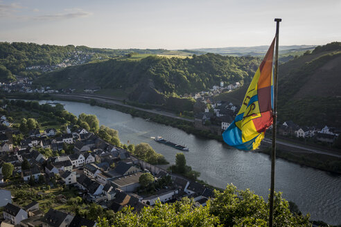 Deutschland, Rheinland-Pfalz, Moselsteig, Blick auf Lehmen und Niderfell mit Fahne im Vordergrund, Blick aus der Vogelperspektive - PA000692