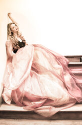 Porträt einer jungen Frau im Treppenhaus, die Haute Couture trägt - FCF000228