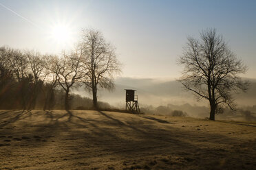 Deutschland, Nordrhein-Westfalen, Bergisches Land, Landschaft mit Hochsitz im Morgennebel - ONF000577