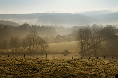 Deutschland, Nordrhein-Westfalen, Bergisches Land, Ruppichteroth, Landschaft im Morgennebel, lizenzfreies Stockfoto