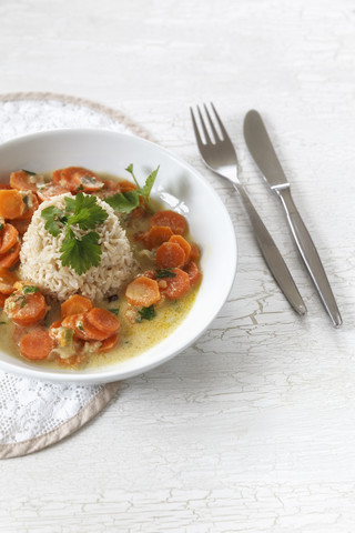 Vollkorn-Basmati-Reis mit Karotten und Erdnusssauce, lizenzfreies Stockfoto