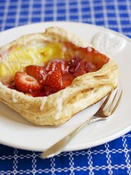 Plundergebäck, ein Viennoiserie-Gebäck mit Blätterteig, Sojapudding und Erdbeeren - HAWF000225