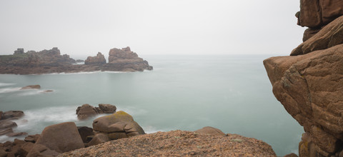 Frankreich, Bretagne, Perros-Guirec, Cote de Granit Rose im Nebel, Langzeitbelichtung, lizenzfreies Stockfoto