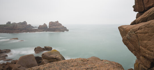 Frankreich, Bretagne, Perros-Guirec, Cote de Granit Rose im Nebel, Langzeitbelichtung - JBF000115