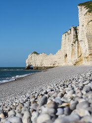 Frankreich, Normandie, Etretat, Blick auf Porte d'Amont mit Strand im Vordergrund - JBF000135