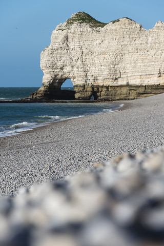 Frankreich, Normandie, Etretat, Blick auf Porte d'Amont mit Strand im Vordergrund, lizenzfreies Stockfoto
