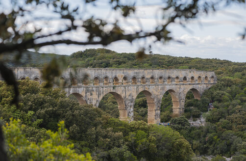 Frankreich, Languedoc Roussillon, Gard, Blick auf den Pont du Gard - JBF000097