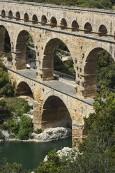 Frankreich, Languedoc Roussillon, Gard, Blick auf den Pont du Gard - JBF000098
